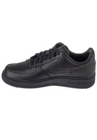Buty do chodzenia męskie Nike Air Force 1 07. Zapięcie: sznurówki. Kolor: czarny. Materiał: guma, syntetyk, materiał. Szerokość cholewki: normalna. Model: Nike Air Force. Sport: turystyka piesza