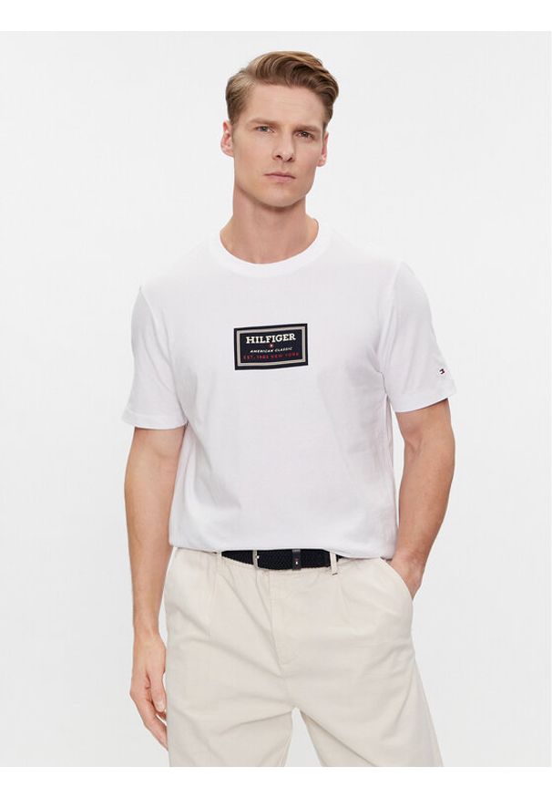 TOMMY HILFIGER - Tommy Hilfiger T-Shirt Label Hd Print Tee MW0MW34391 Biały Regular Fit. Kolor: biały. Materiał: bawełna. Wzór: nadruk