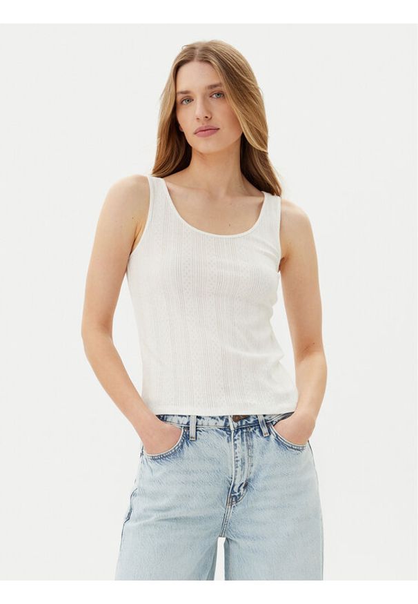 Pieces Top Fia 17155482 Biały Slim Fit. Kolor: biały. Materiał: bawełna