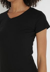 Born2be - Czarny T-shirt Nysalphia. Kolor: czarny. Materiał: dzianina, bawełna, elastan. Długość rękawa: krótki rękaw. Długość: krótkie. Styl: klasyczny #6