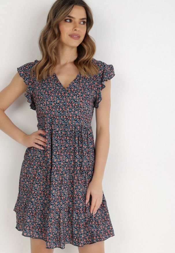 Born2be - Granatowa Sukienka Diomanassa. Typ kołnierza: dekolt w serek. Kolor: niebieski. Materiał: tkanina. Wzór: nadruk, kwiaty. Sezon: wiosna, lato. Długość: mini