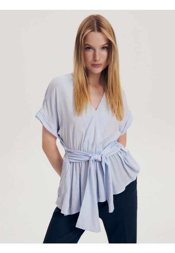 Reserved - Bluzka z wiązaniem w pasie - jasnoniebieski. Kolor: niebieski. Materiał: wiskoza, tkanina