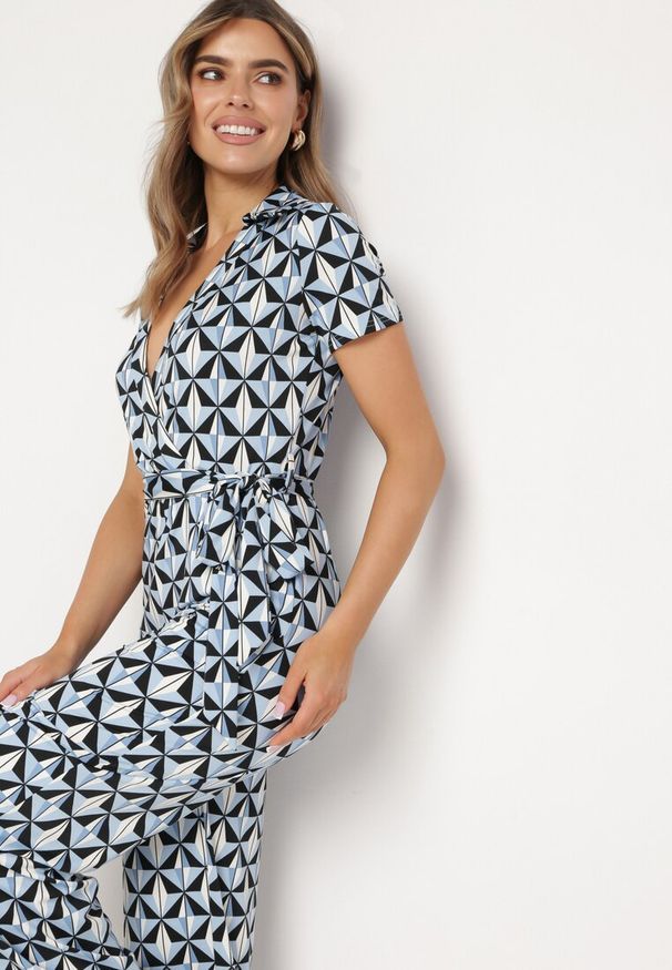 Born2be - Niebieski Kombinezon w Geometryczne Wzory z Szerokimi Nogawkami i Wiązanym Paskiem Jaeniaria. Okazja: do pracy, na co dzień. Kolor: niebieski. Materiał: dzianina. Długość rękawa: krótki rękaw. Długość: krótkie. Wzór: geometria. Sezon: lato. Styl: casual