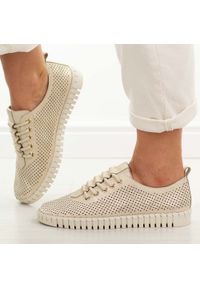 Złote skórzane półbuty damskie Cambell 19435. Okazja: na co dzień. Zapięcie: sznurówki. Kolor: złoty. Materiał: skóra. Szerokość cholewki: normalna. Wzór: ażurowy. Sezon: wiosna, lato, jesień. Styl: casual, klasyczny, elegancki #1