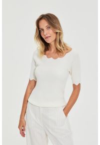 MOODO - Dopasowany sweter biały. Kolor: biały. Materiał: wiskoza, poliamid #1