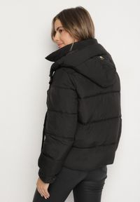 Born2be - Czarna Pikowana Kurtka Puffer z Kapturem z Możliwością Odpięcia Galanea. Okazja: na co dzień. Typ kołnierza: kaptur. Kolor: czarny. Materiał: poliester, jeans. Długość rękawa: długi rękaw. Długość: krótkie. Styl: casual, sportowy #4
