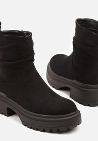 Born2be - Czarne Marszczone Botki z Imitacji Zamszu na Grubej Podeszwie Catrie. Okazja: na spotkanie biznesowe, do pracy, na co dzień. Kolor: czarny. Materiał: zamsz. Styl: klasyczny, biznesowy, casual, elegancki