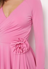 Born2be - Fuksjowa Asymetryczna Sukienka Koktajlowa z Odpinaną Kwiatową Broszką Grangerra. Kolor: różowy. Wzór: kwiaty. Typ sukienki: asymetryczne. Styl: wizytowy #3