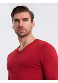 Ombre Clothing - Męski elegancki sweter V-neck BASIC z wiskozą – czerwony V20 OM-SWBS-0107 - XXL. Okazja: do pracy, na co dzień. Typ kołnierza: dekolt w serek. Kolor: czerwony. Materiał: wiskoza. Wzór: haft. Styl: elegancki #4