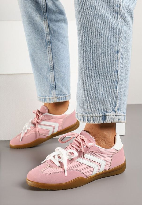 Renee - Różowe Sneakersy w Stylu Tenisówek Ozdobione Geometrycznym Wzorem Teloriella. Okazja: na co dzień. Zapięcie: sznurówki. Kolor: różowy. Materiał: jeans. Wzór: aplikacja, geometria
