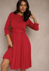 Renee - Bordowa Plisowana Sukienka o Rozkloszowanym Kroju z Paskiem z Klamrą Annathiel. Kolor: czerwony. Typ sukienki: rozkloszowane. Styl: elegancki