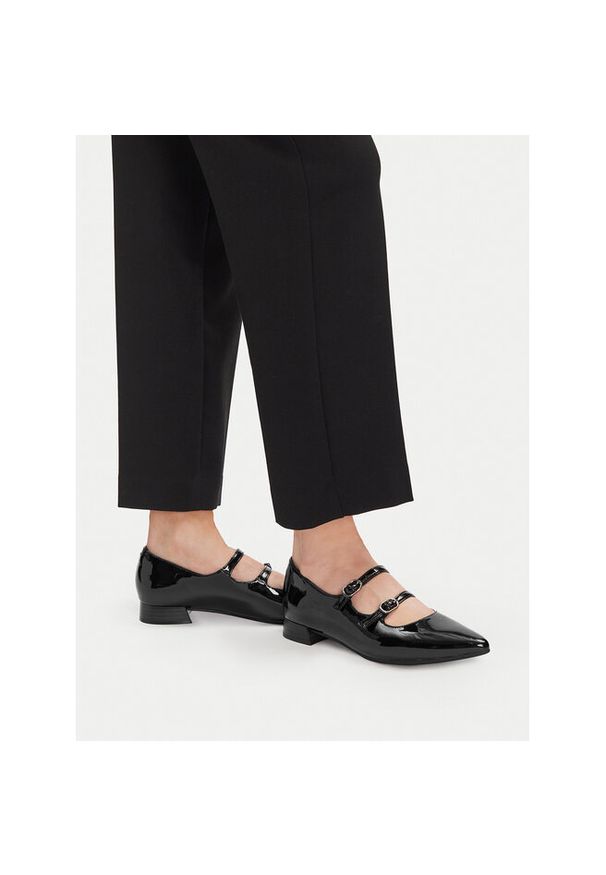 Półbuty Clarks. Kolor: czarny
