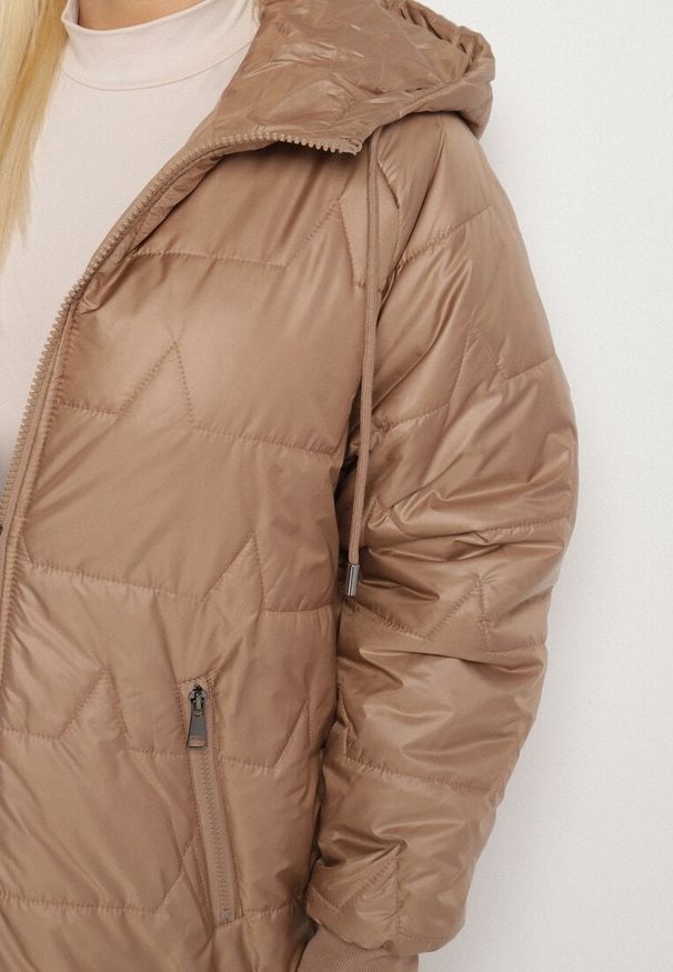 Born2be - Jasnobrązowa Kurtka z Pikowanymi Przeszyciami i Kapturem Zarimelia. Okazja: na co dzień. Kolekcja: plus size. Kolor: brązowy. Materiał: jeans. Styl: elegancki, casual, klasyczny, sportowy