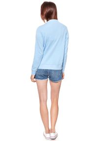 Wrangler - BLUZA WRANGLER DAMSKA SWEATER CERULEAN W6077IEVT. Kolor: niebieski. Wzór: kolorowy, nadruk #4