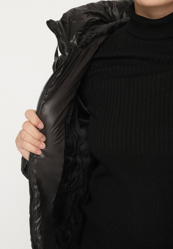 Born2be - Czarna Pikowana Kurtka o Prostym Kroju z Kapturem Nalarea. Okazja: na co dzień. Typ kołnierza: kaptur. Kolekcja: plus size. Kolor: czarny. Materiał: poliester, dzianina, jeans. Styl: casual, elegancki, klasyczny