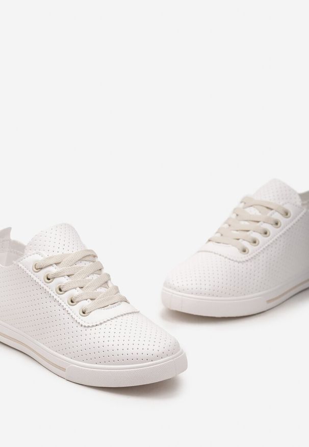 Renee - Biało-Beżowe Płaskie Sznurowane Tenisówki przed Kostkę Ozdobione Perforacją Serettia. Wysokość cholewki: przed kostkę. Zapięcie: sznurówki. Kolor: biały. Wzór: aplikacja. Styl: sportowy