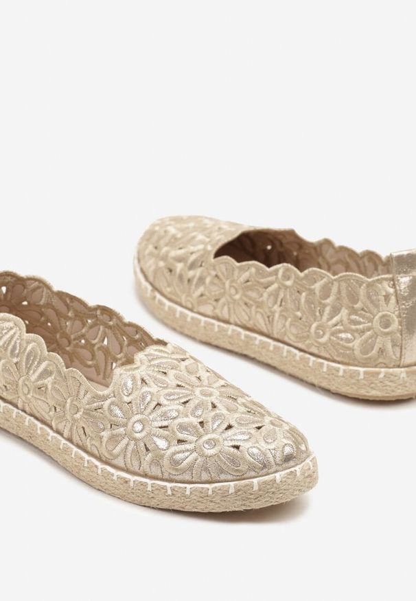 Born2be - Złote Ażurowe Espadryle Vices w Kwiatowy Wzór z Plecionki Donavia. Okazja: na spacer, na co dzień. Kolor: złoty. Wzór: kwiaty, ażurowy. Sezon: lato, wiosna. Obcas: na obcasie. Styl: elegancki, casual. Wysokość obcasa: niski