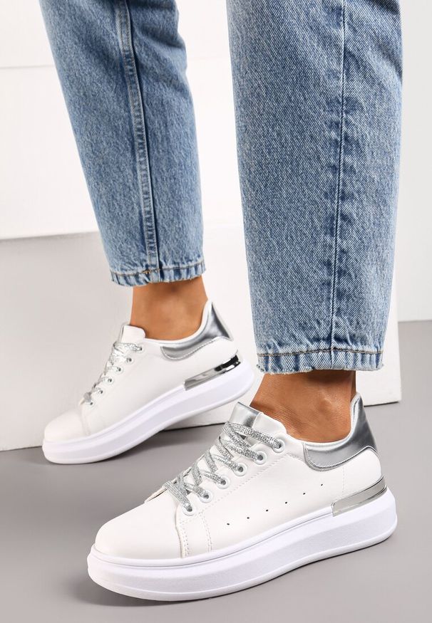 Renee - Biało-Srebrne Sneakersy z Brokatowymi Sznurowadłami i Metaliczną Wstawką na Platformie Vuriama. Okazja: na co dzień. Kolor: biały. Materiał: skóra. Obcas: na platformie