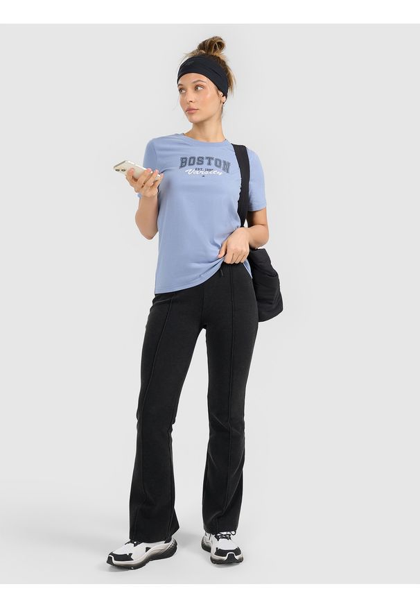 4f - 4F T-shirt regular z nadrukiem damski - niebieski XXL. Okazja: na co dzień. Kolor: niebieski. Materiał: skóra, bawełna, materiał. Długość: długie. Wzór: nadruk. Styl: casual