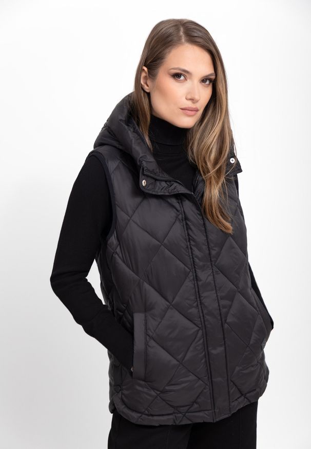 Volcano - Pikowany bezrękawnik casual V-MILAN. Okazja: na co dzień. Kolor: czarny. Materiał: włókno, materiał. Długość rękawa: bez rękawów. Styl: casual