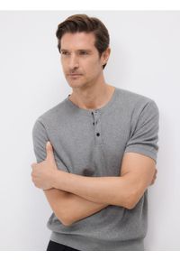 Reserved - T-shirt henley z dodatkiem tencelu - jasnoszary. Typ kołnierza: typu henley. Kolor: szary. Materiał: bawełna, tkanina #1