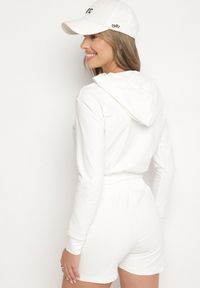 Born2be - Biały Bawełniany Komplet Sportowy Bluza z Kapturem i Szorty Izilia. Kolor: biały. Materiał: bawełna