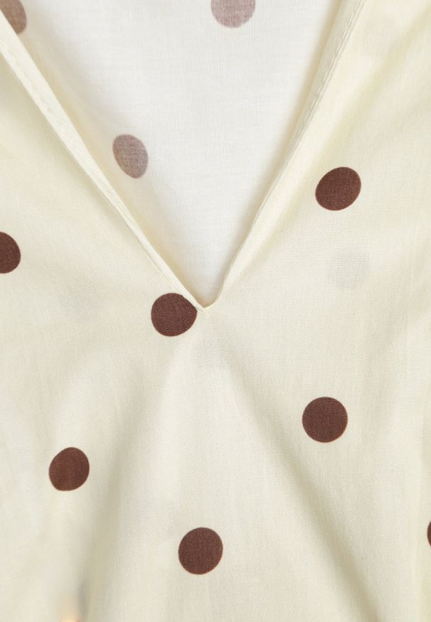 Renee - Żółta Bluzka Bawełniana w Groszki Oversize Jeniera. Okazja: na co dzień. Typ kołnierza: dekolt w serek. Kolor: żółty. Długość: krótkie. Wzór: grochy. Materiał: bawełna. Długość rękawa: krótki rękaw. Sezon: wiosna, lato. Styl: retro, casual