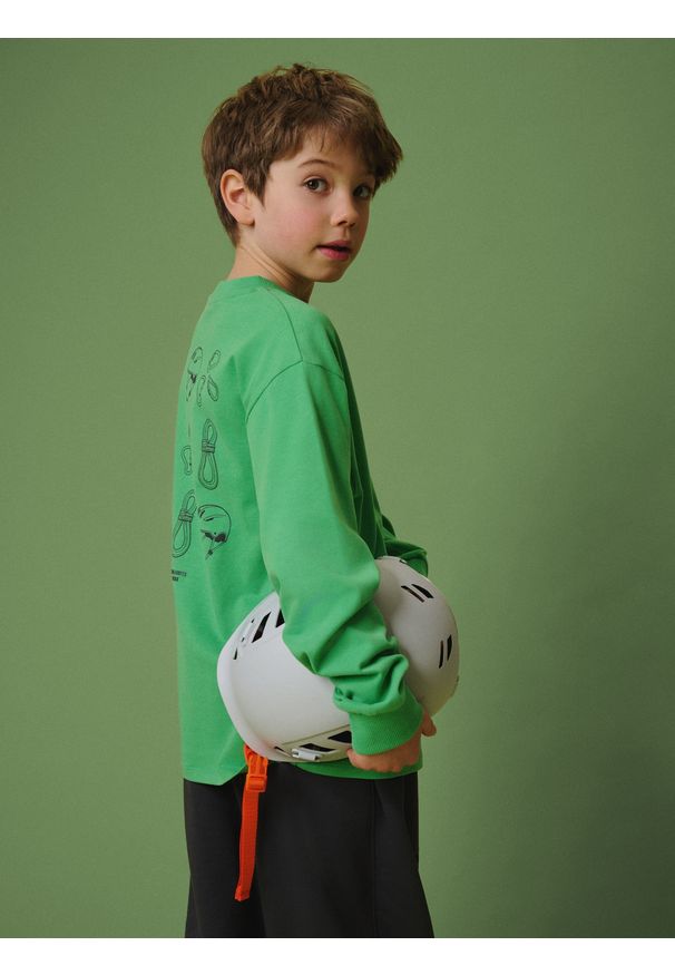 4f - 4F Longsleeve loose z nadrukiem chłopięcy - zielony 134/140 (8-10 lat). Okazja: na co dzień, na uczelnię. Kolor: zielony. Materiał: dzianina, bawełna, skóra. Długość rękawa: długi rękaw. Wzór: nadruk. Sezon: lato. Styl: casual