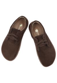 Półbuty damskie barefoot Armodo, cholewka ze skóry naturalnej zamszowej klasyczna sznurowana forma lekka elastyczna podeszwa zapewniająca komfort cod. Okazja: na co dzień. Zapięcie: sznurówki. Kolor: brązowy. Materiał: zamsz, skóra. Szerokość cholewki: normalna. Styl: klasyczny #5