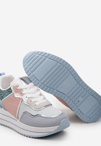 Renee - Niebieskie Sneakersy na Niskiej Platformie ze Wstawkami z Brokatu Quinnes. Okazja: na co dzień. Zapięcie: sznurówki. Kolor: niebieski. Obcas: na platformie #5