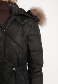 Born2be - Czarna Pikowana Kurtka Płaszcz z Troczkiem w Talii o Wydłużonym Fasonie z Kapturem i Futerkiem Lieissas. Typ kołnierza: kaptur. Kolor: czarny. Materiał: futro #2