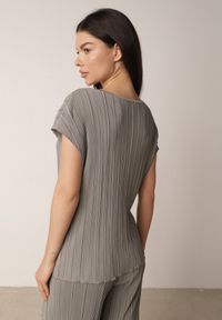 Born2be - Szara Bluzka na Krótki Rękaw z Plisowanej Tkaniny Undirea. Okazja: do pracy, na co dzień. Kolor: szary. Materiał: tkanina. Długość rękawa: krótki rękaw. Długość: krótkie. Styl: elegancki, klasyczny, casual #5