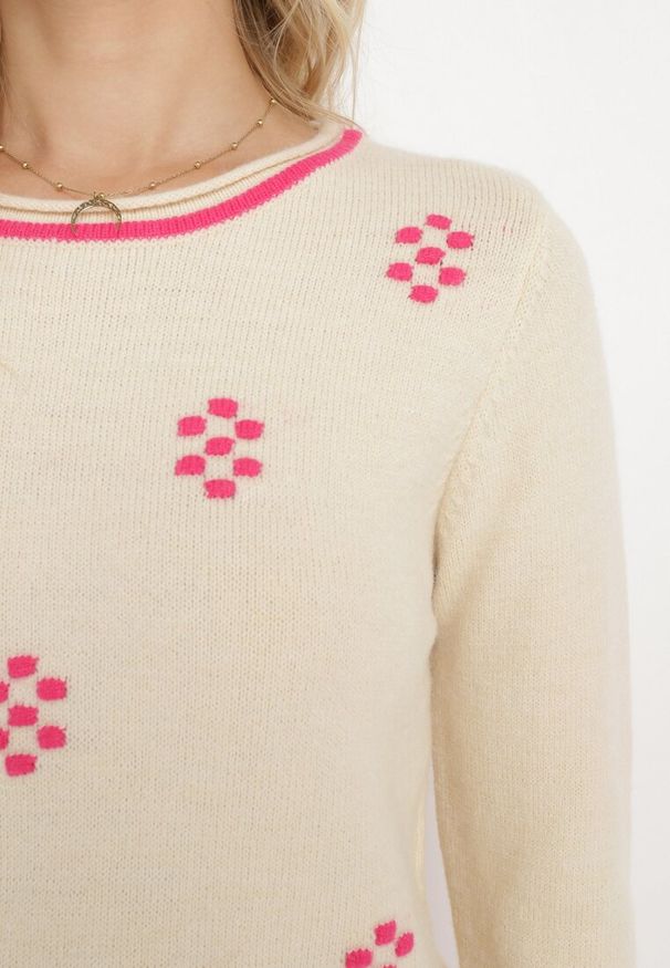 Born2be - Jasnobeżowy Sweter z Angorą Ozdobiony Kropeczkami i Szerokimi Wstawkami na Dole Chanci. Kolor: beżowy. Materiał: dzianina, wełna. Długość rękawa: długi rękaw. Długość: długie. Wzór: aplikacja. Styl: klasyczny