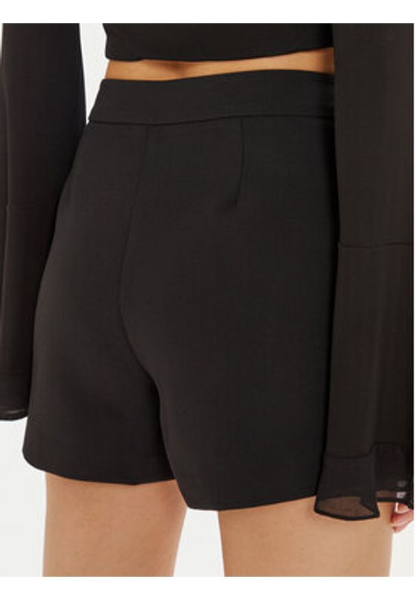 Gina Tricot Szorty materiałowe 23419 Czarny Regular Fit. Kolor: czarny. Materiał: syntetyk