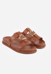 Renee - Brązowe Klapki Ozdobione Paskiem z Metaliczną Klamrą Kellyss. Okazja: na spacer, na co dzień. Kolor: brązowy. Materiał: jeans. Wzór: aplikacja. Sezon: wiosna. Styl: casual #8