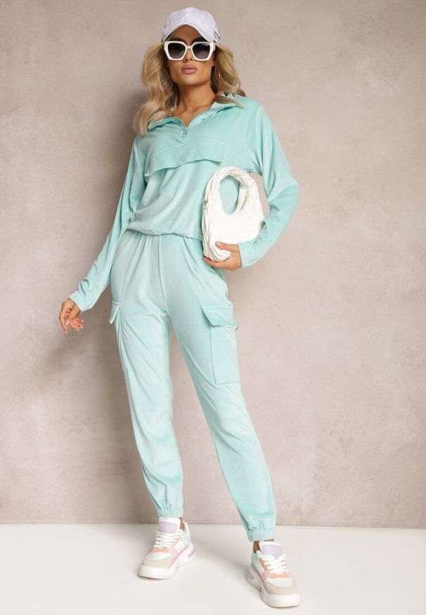 Renee - Jasnoniebieski Komplet Dresowy Welurowy z Kieszeniami z Klapami Bluza i Spodnie Amarillis. Kolor: niebieski. Materiał: dresówka, welur. Sport: turystyka piesza