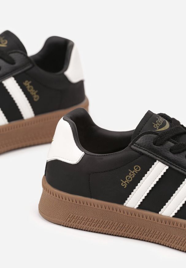 Renee - Czarno-Białe Sneakersy Sportowe z Ozdobnymi Paskami i Przeszyciami Wenilan. Okazja: na co dzień. Zapięcie: pasek. Kolor: czarny. Materiał: jeans. Wzór: paski. Obcas: na płaskiej podeszwie