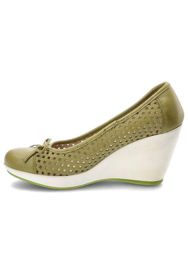 Zielone Półbuty Simen Eleganckie Buty Na Koturnie. Okazja: na co dzień. Kolor: zielony. Materiał: nubuk. Szerokość cholewki: normalna. Wzór: ażurowy. Sezon: lato, wiosna. Obcas: na koturnie. Styl: elegancki