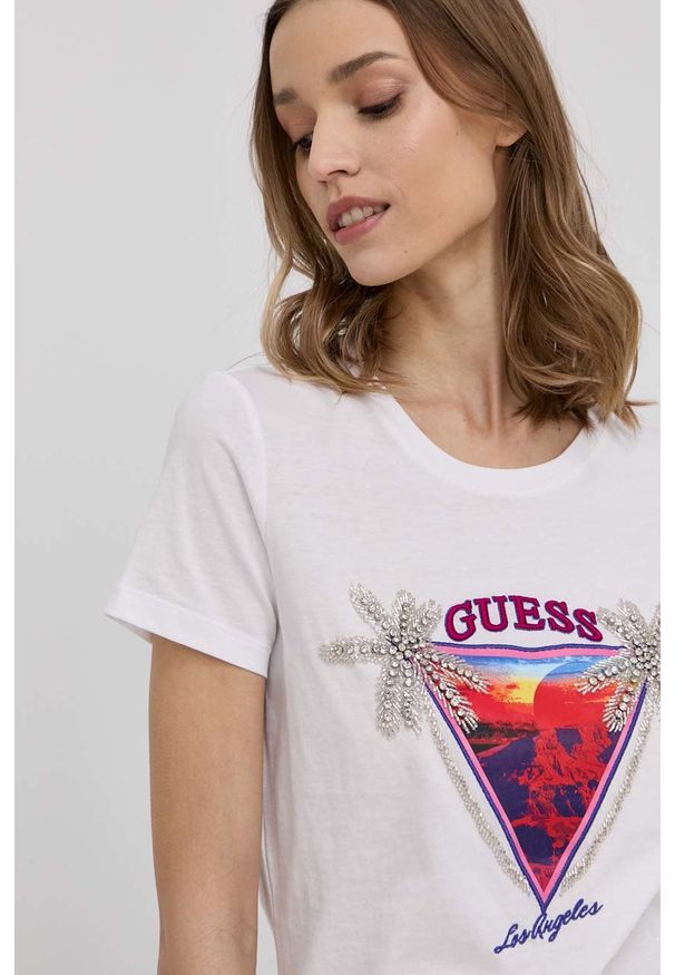 Guess t-shirt bawełniany kolor biały. Okazja: na co dzień. Kolor: biały. Materiał: bawełna. Wzór: aplikacja. Styl: casual