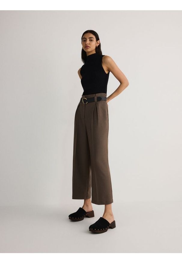 Reserved - Spodnie culotte z wiskozą i paskiem - brązowy. Kolor: brązowy. Materiał: wiskoza. Wzór: gładki