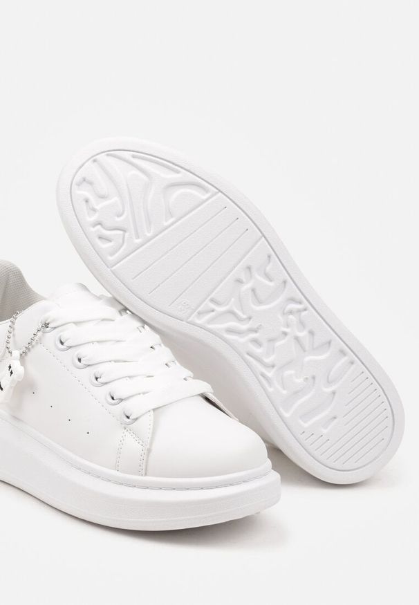 Born2be - Białe Klasyczne Sneakersy z Ozdobną Zawieszką Tenevia. Okazja: na co dzień. Nosek buta: okrągły. Zapięcie: sznurówki. Kolor: biały