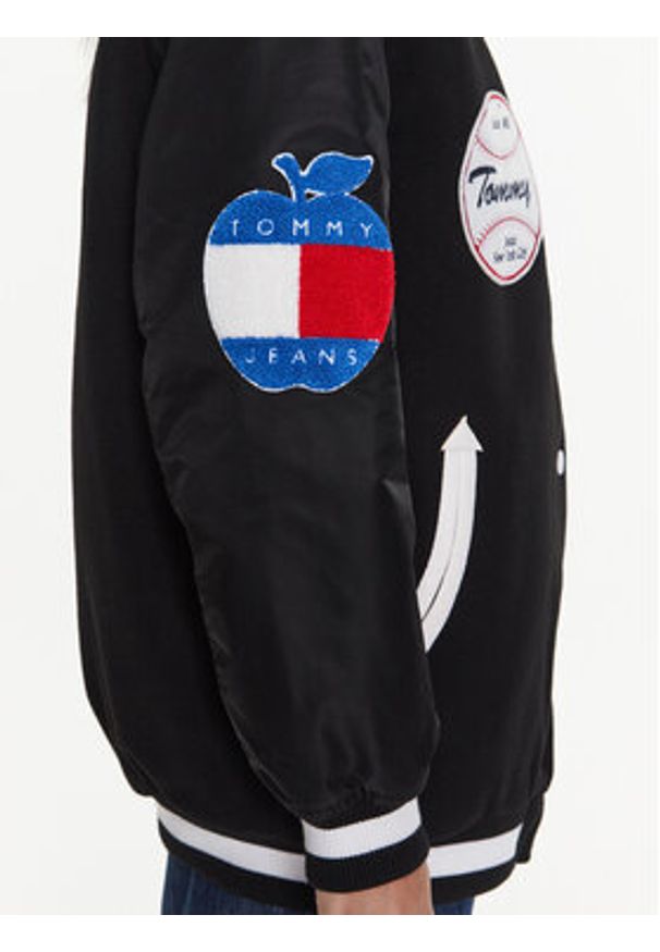 Tommy Jeans Kurtka bomber Letterman DW0DW14940 Czarny Oversize. Kolor: czarny. Materiał: syntetyk