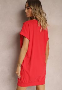 Renee - Czerwona Pudełkowa Sukienka w Stylu T-shirtu Zdobiona Nadrukiem z Cyrkoniami Leliflea. Kolor: czerwony. Długość rękawa: krótki rękaw. Wzór: nadruk, aplikacja. Typ sukienki: proste #2