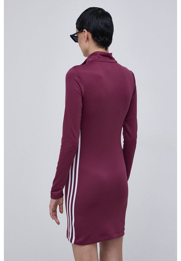 adidas Originals - Sukienka. Okazja: na plażę. Kolor: fioletowy. Materiał: dzianina, materiał. Długość rękawa: długi rękaw. Wzór: gładki. Typ sukienki: dopasowane