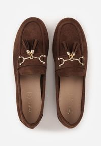 Born2be - Jasnobrązowe Mokasyny VICES z Modnymi Chwostami z Imitacji Zamszu z Wkładką z Naturalnej Skóry Calirea. Okazja: do pracy, na co dzień. Kolor: brązowy. Materiał: skóra, zamsz. Wzór: aplikacja. Styl: elegancki, klasyczny, casual #5