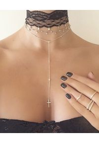 SIN BY MANNEI - Choker ze złota Cross Tie. Materiał: złote. Kolor: złoty. Wzór: aplikacja. Kamień szlachetny: cyrkonia #1