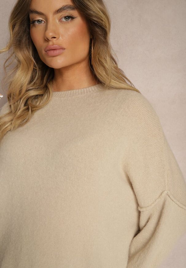 Renee - Beżowy Sweter z Wełną z Alpaki i Krótszym Rękawem Irissania. Okazja: na co dzień. Kolor: beżowy. Materiał: wełna. Długość rękawa: krótki rękaw. Długość: krótkie. Styl: casual, elegancki