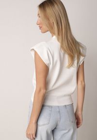 Born2be - Biała Wiskozowa Bluzka Sweterkowa z Usztywnionymi Ramionami i Kołnierzykiem Katano. Okazja: na co dzień. Kolor: biały. Materiał: wiskoza. Wzór: aplikacja. Styl: casual, elegancki, klasyczny #2