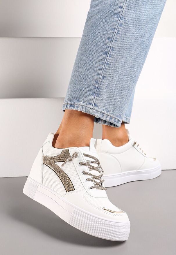 Born2be - Biało-Złote Sneakersy na Ukrytym Koturnie Ozdobione Cyrkoniami Maatisa. Kolor: biały. Wzór: aplikacja. Obcas: na koturnie