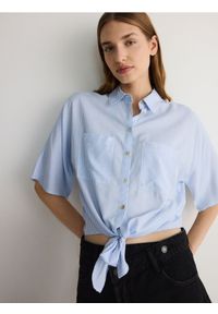 Reserved - Krótka koszula z wiązaniem - jasnoniebieski. Kolor: niebieski. Materiał: tkanina, wiskoza. Długość: krótkie